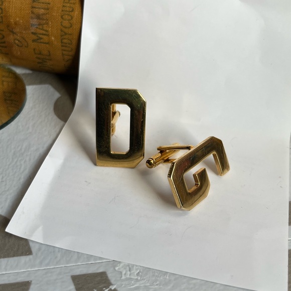 D&G G&D Gold Cuff-links - Picture 3 of 8